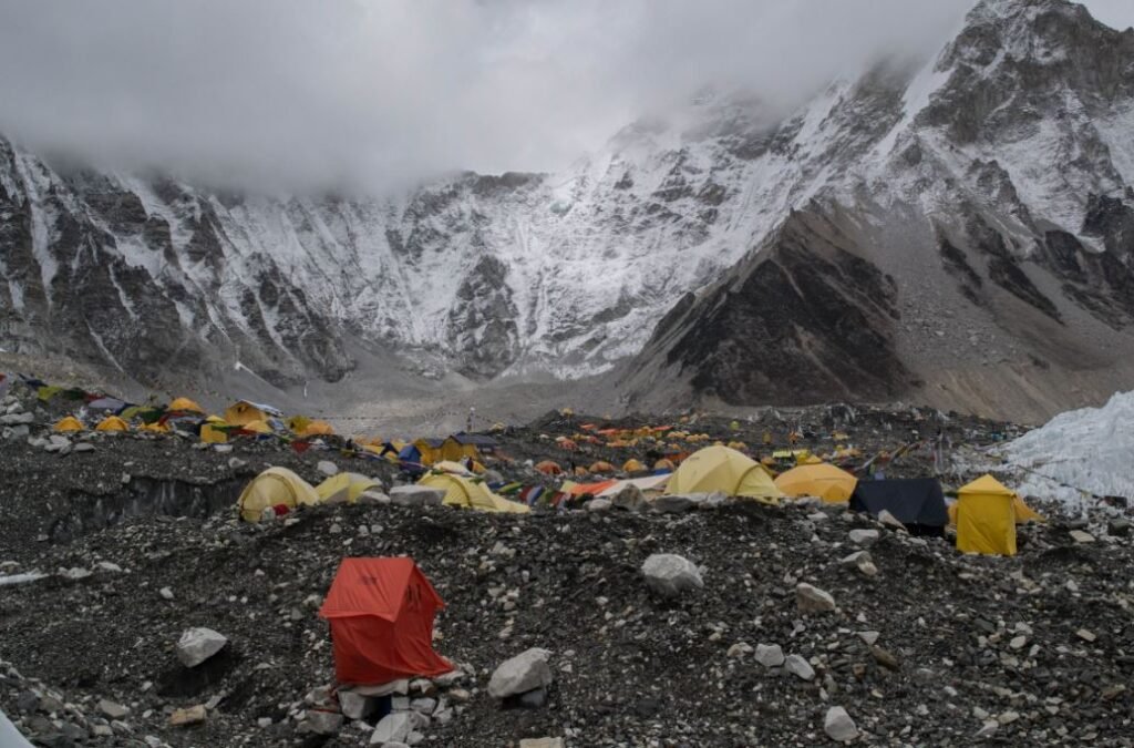 can beginner climb to everest base camp (Image: wikimedia commons)