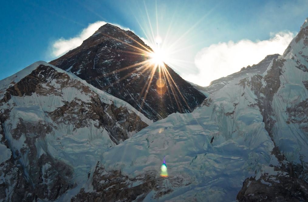 challenges of everest expedition (Image:staticflickr)