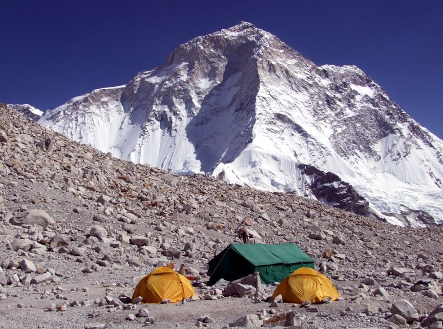 makalu base camp trek (Image: live.staticflickr)