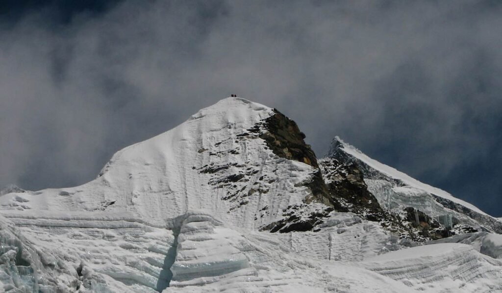 climbing-island-peak (image: staticflickr)